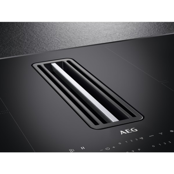 Taque de cuisson avec hotte intégrée AEG CCE84779CB// detail 1