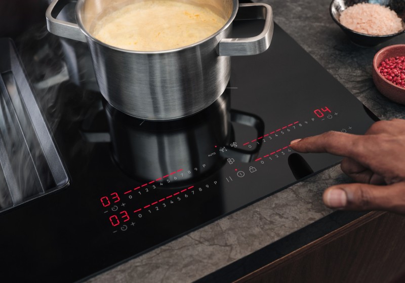 Taque de cuisson avec hotte intégrée AEG TH84CB03CB detail 4