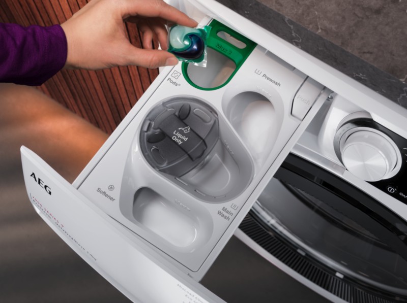 Wasmachine AEG LR85U844/zwarte deur detail 3